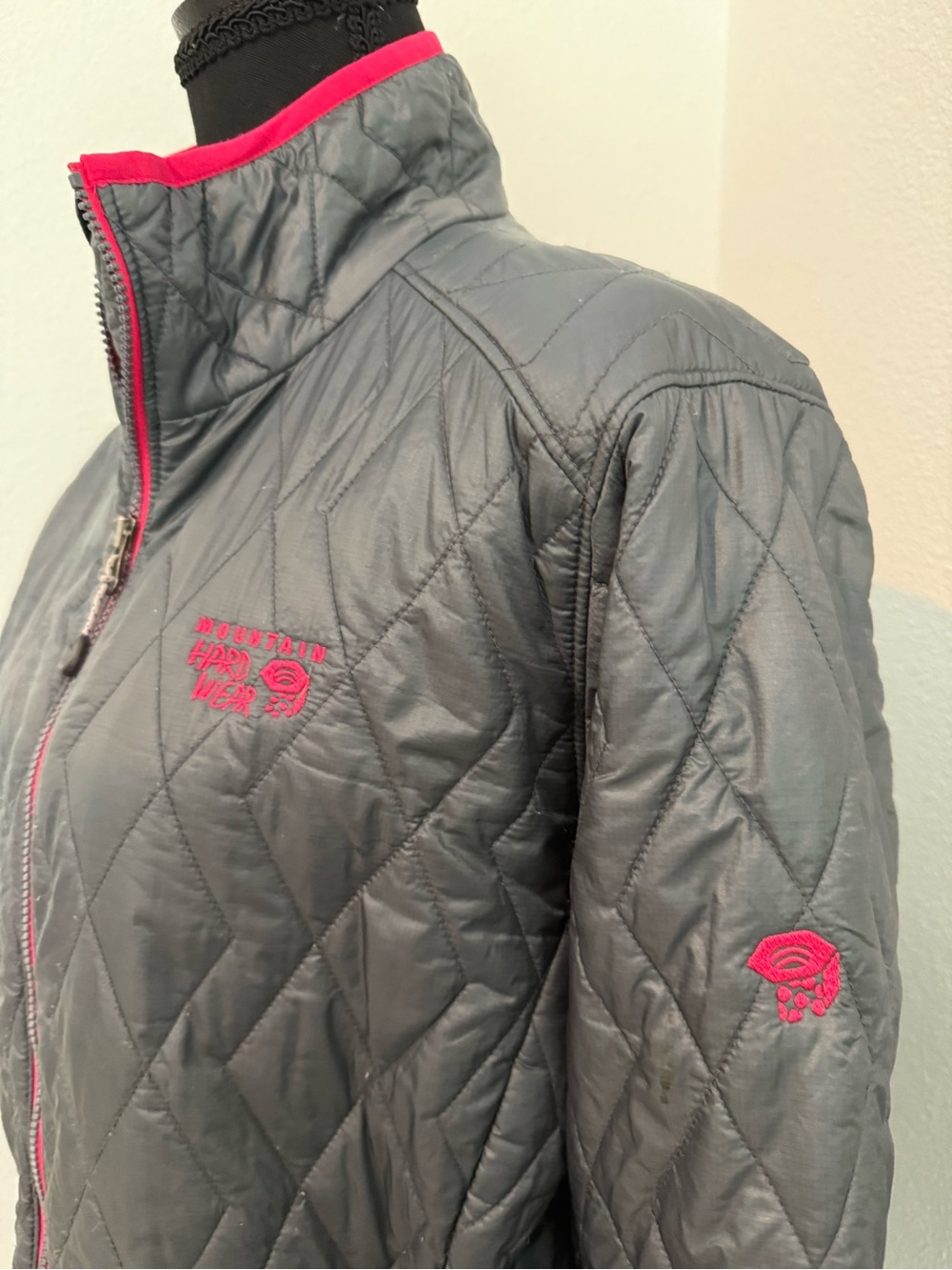 Mountain Hardwear Women's Gray light puffer Jacket with hot Pink Accents